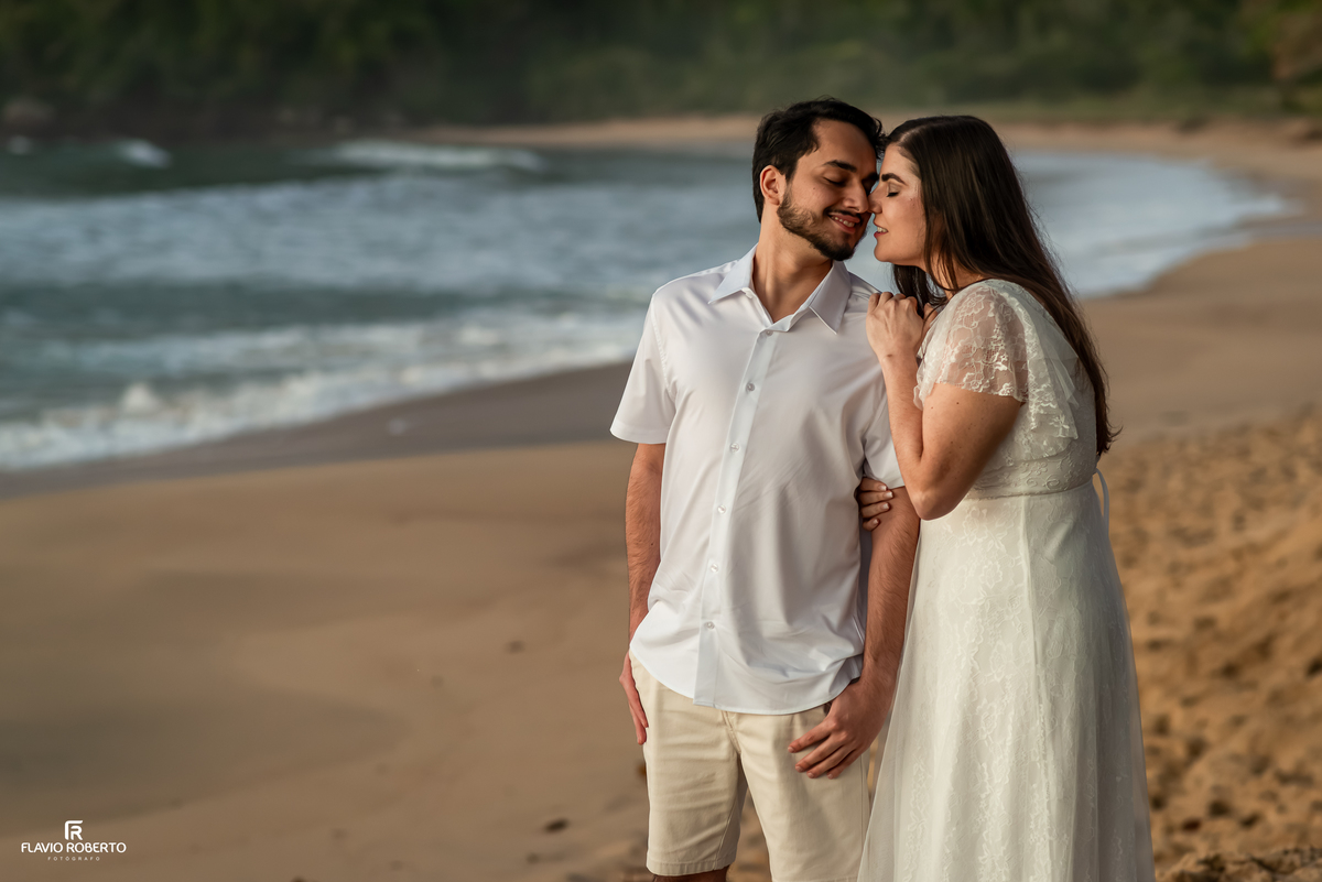 Casal abraçado na areia durante ensaio pré wedding na Praia Vermelha do Norte em Ubatuba.