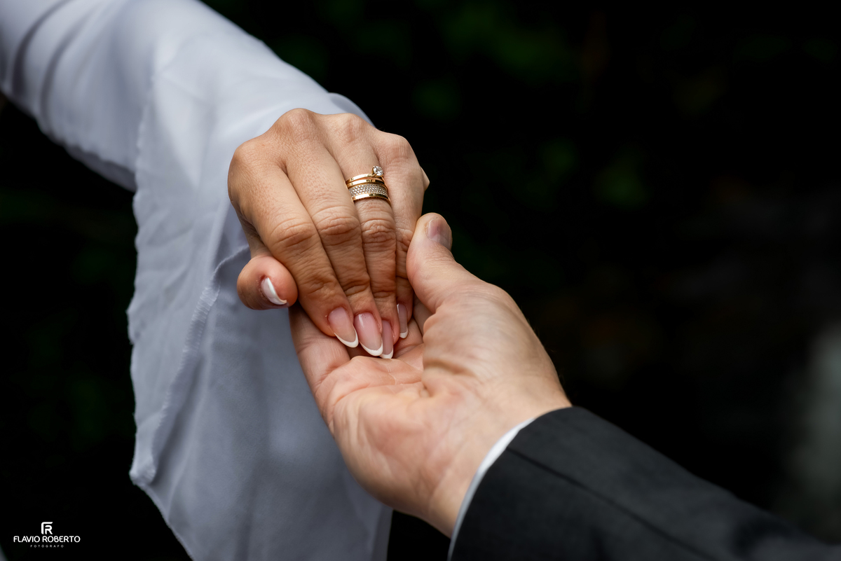 Alianças do casal durante ensaio pré wedding no Restaurante Arco Íris em Santo Antônio do Pinhal.