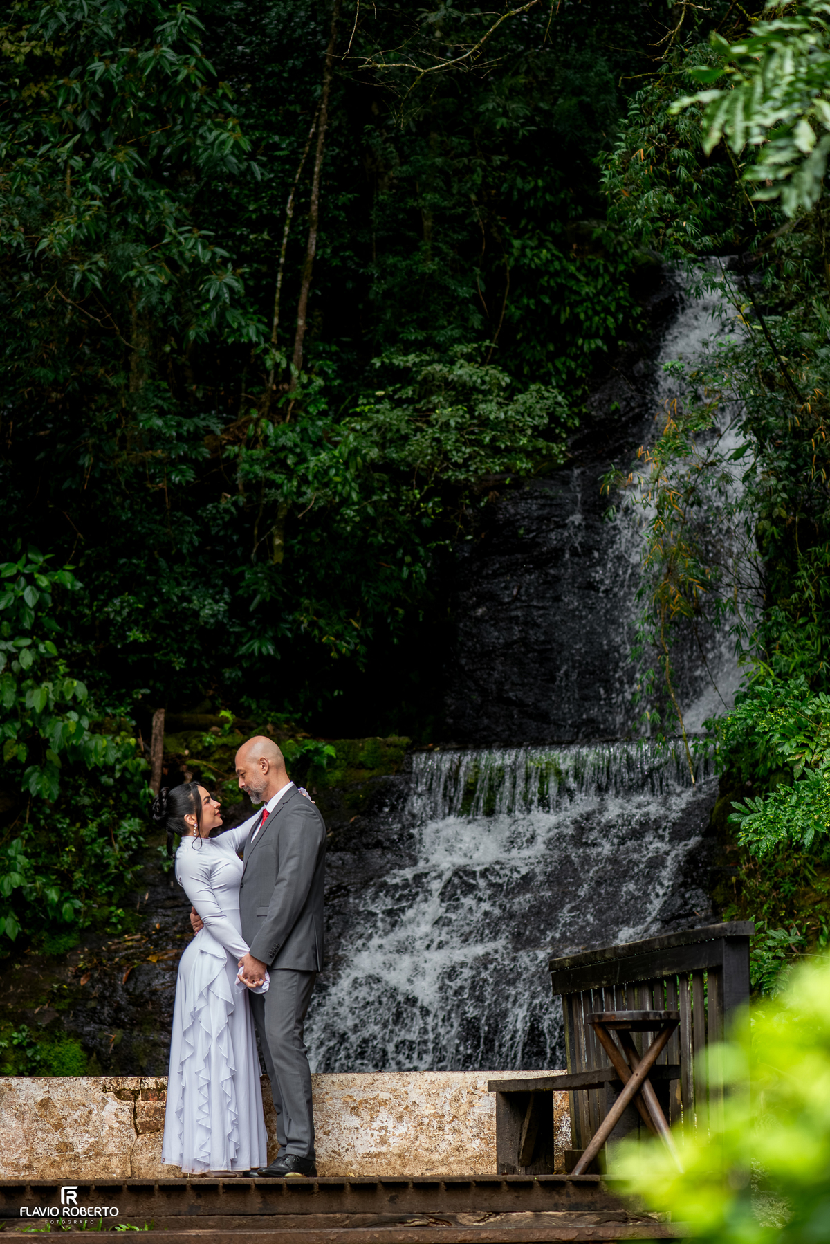 Ensaio pré wedding elegante com cachoeira no Restaurante Arco Íris em Santo Antônio do Pinhal.