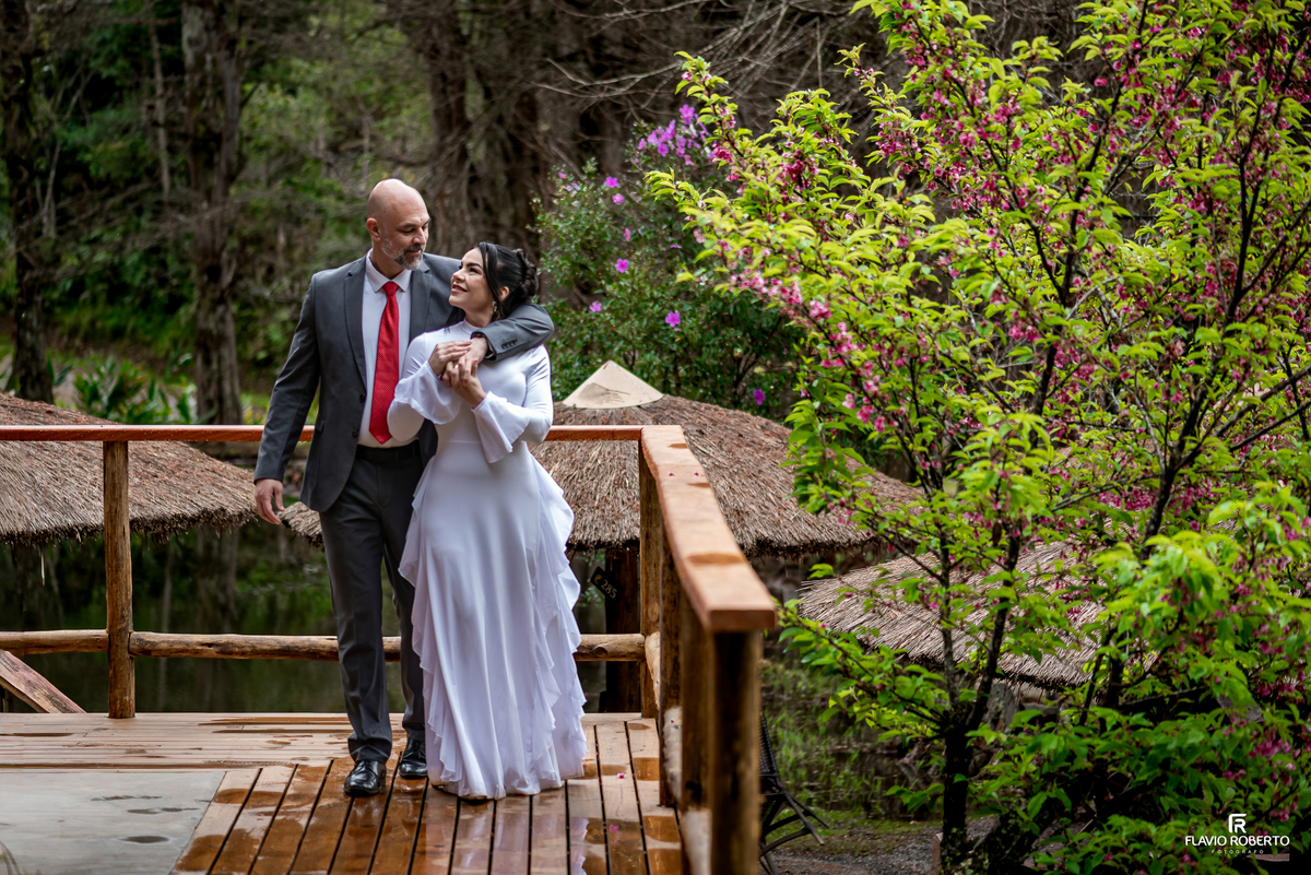 Casal em ensaio pré wedding no deck do Restaurante Arco Íris em Santo Antônio do Pinhal.