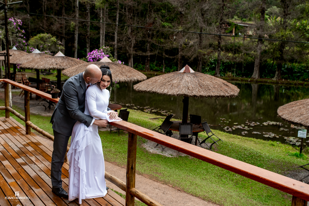 Casal no deck com vista para o lago durante ensaio pré wedding no Restaurante Arco Íris.