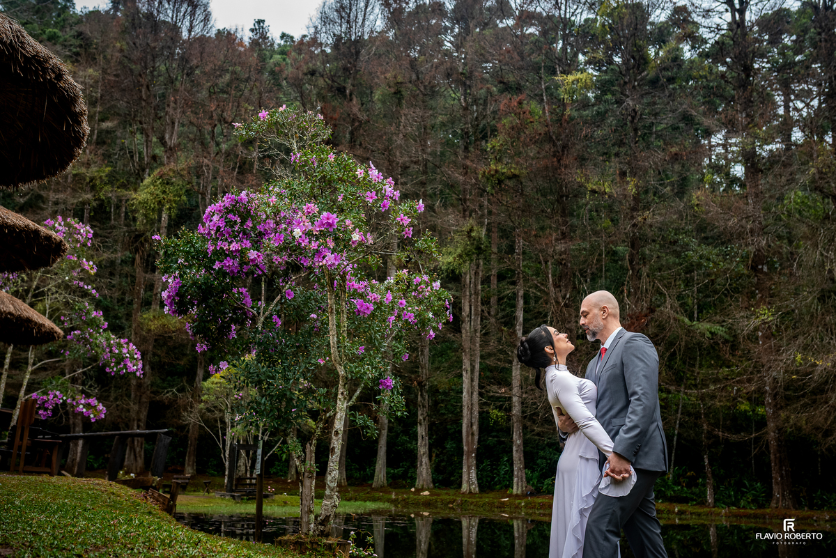Casal abraçado durante ensaio pré wedding romântico no Restaurante Arco Íris em Santo Antônio do Pinhal.