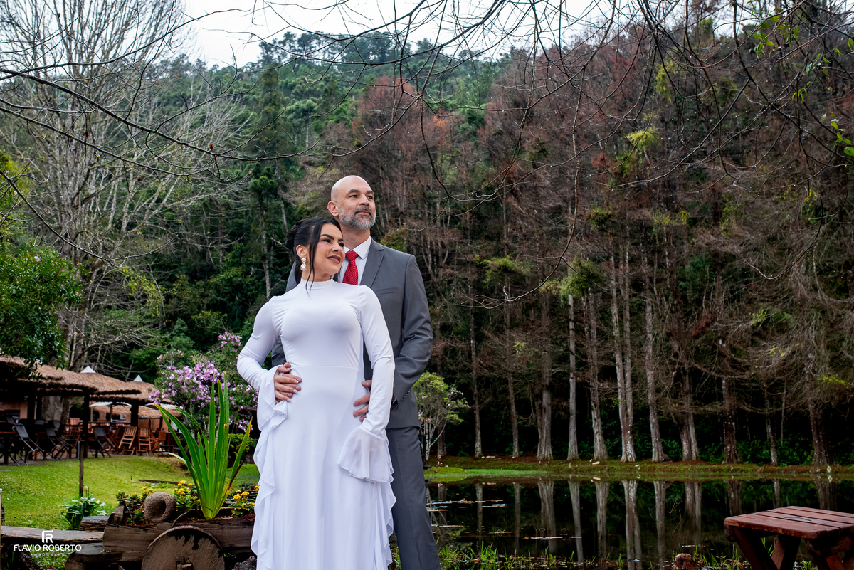 Casal em ensaio pré wedding às margens do lago no Restaurante Arco Íris em Santo Antônio do Pinhal.