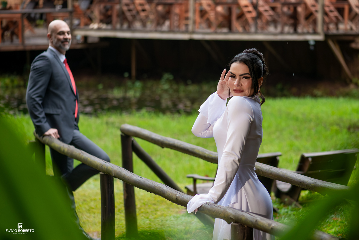 Noiva durante ensaio pré wedding elegante no Restaurante Arco Íris em Santo Antônio do Pinhal.