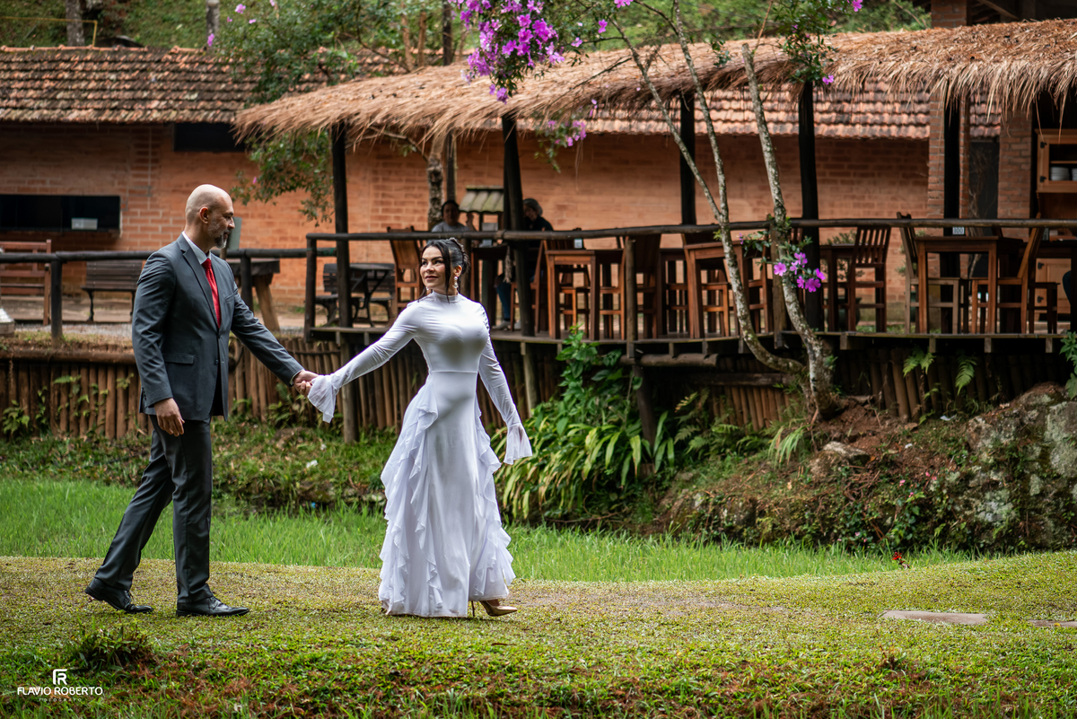 Casal caminhando pelos jardins do Restaurante Arco Íris em Santo Antônio do Pinhal.