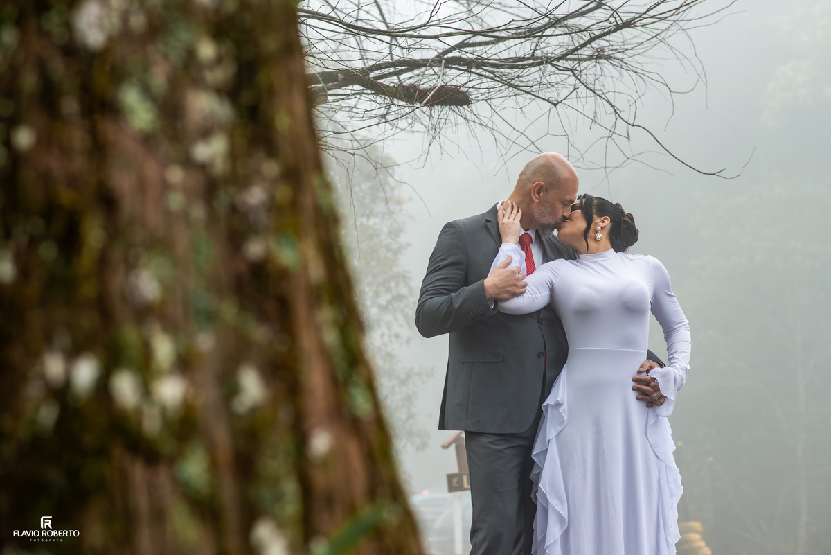 Beijo do casal em ensaio pré wedding com neblina no Restaurante Arco Íris em Santo Antônio do Pinhal.