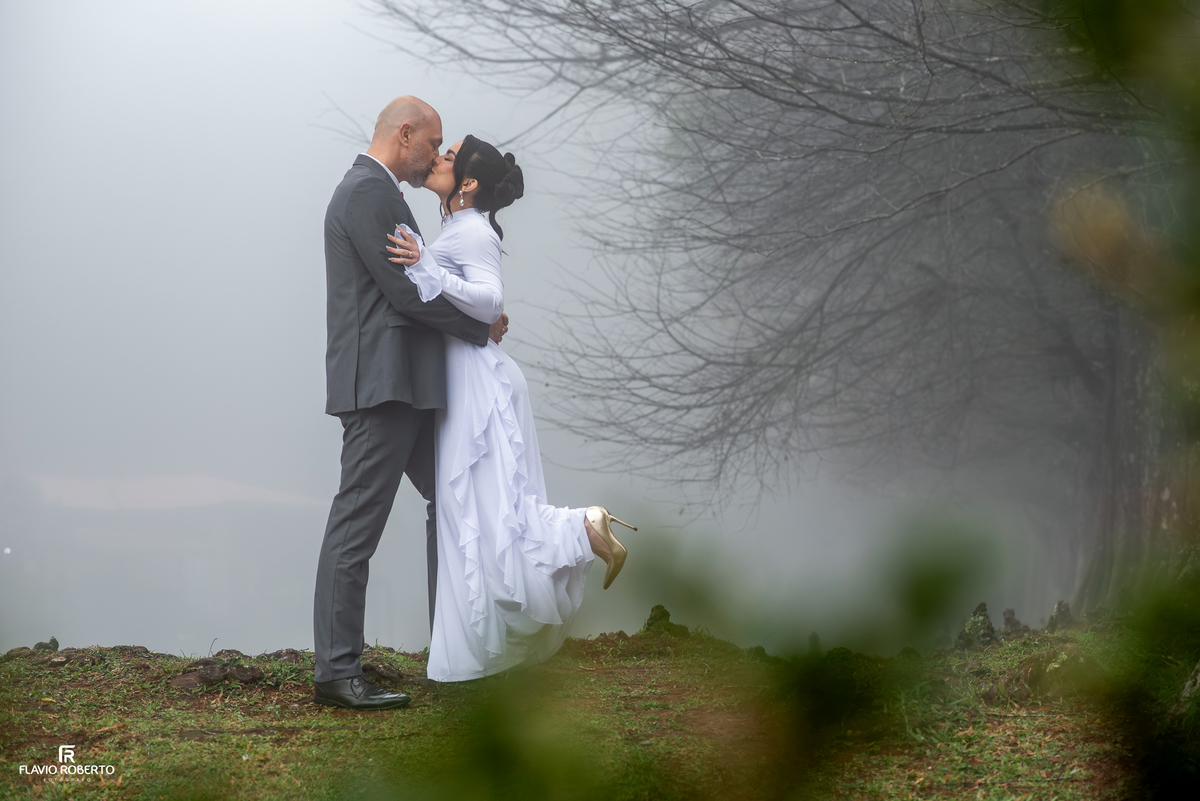 Casal durante ensaio pré wedding elegante no Restaurante Arco Íris em Santo Antônio do Pinhal em uma manhã de inverno com neblina.