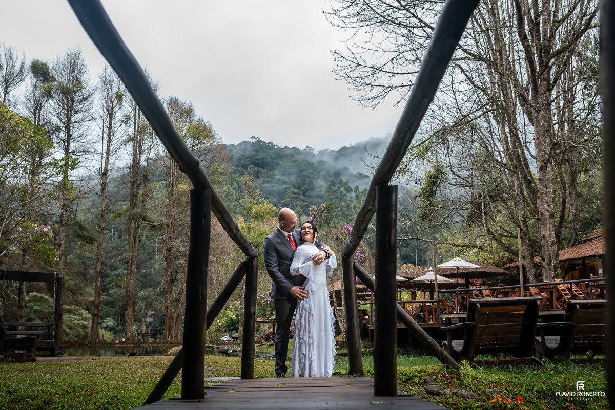 Casal durante ensaio pré wedding elegante em Santo Antônio do Pinhal na Serra da Mantiqueira.