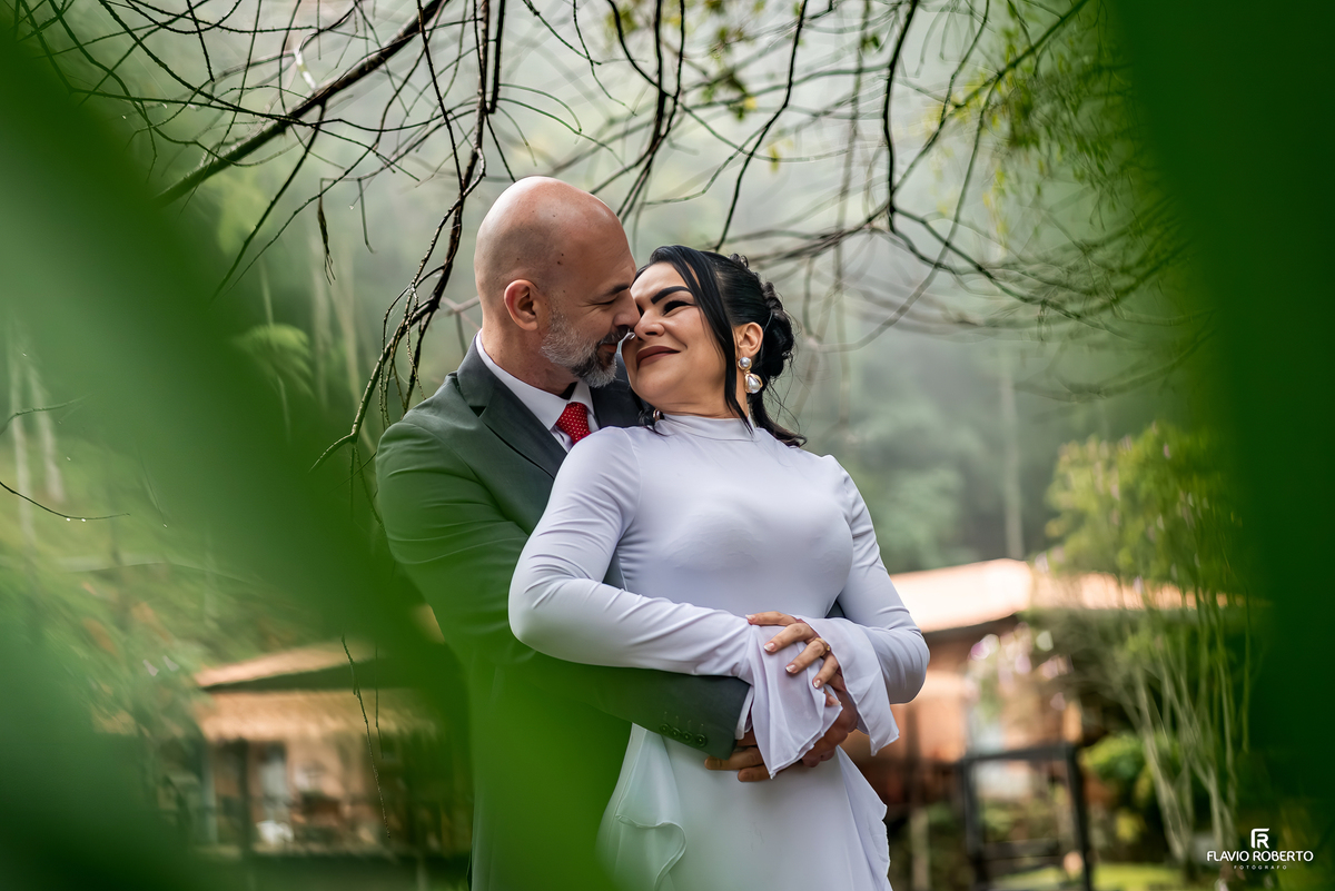 Casal abraçado durante ensaio pré wedding elegante em Santo Antônio do Pinhal.