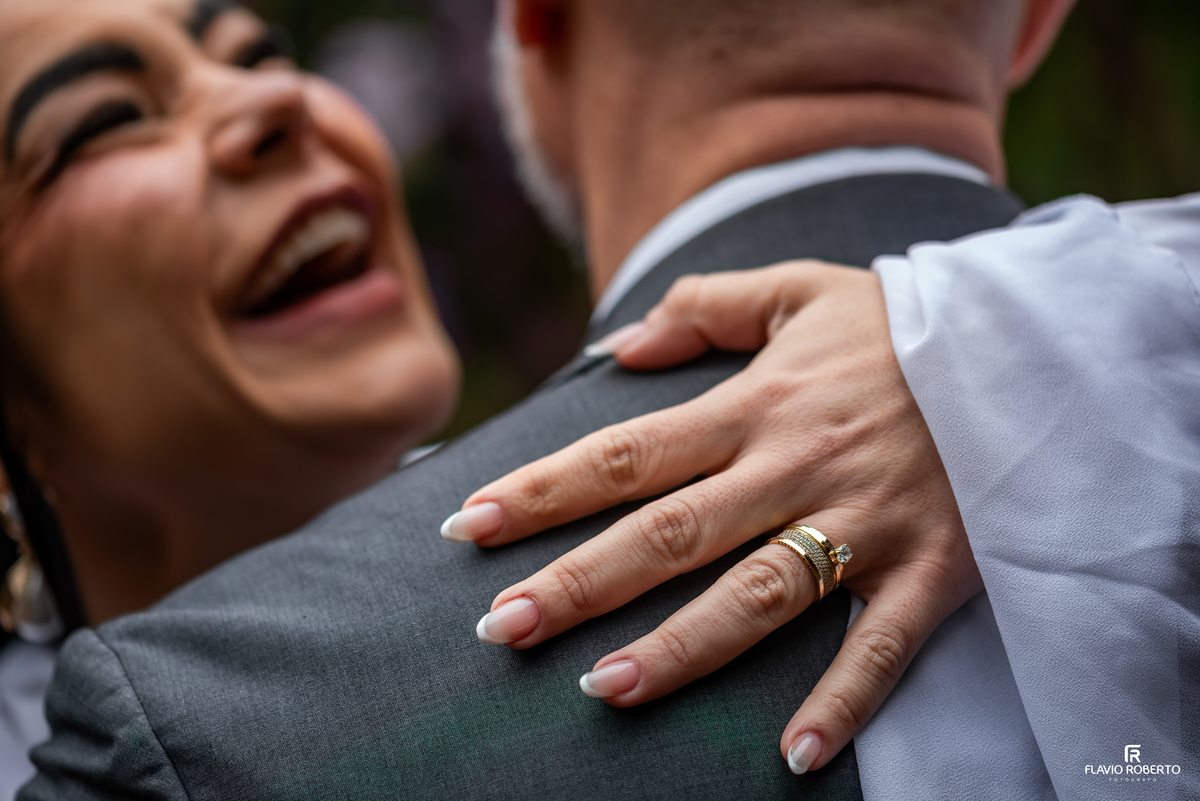 Casal sorrindo durante ensaio pré wedding na Serra da Mantiqueira no Restaurante Arco Íris.