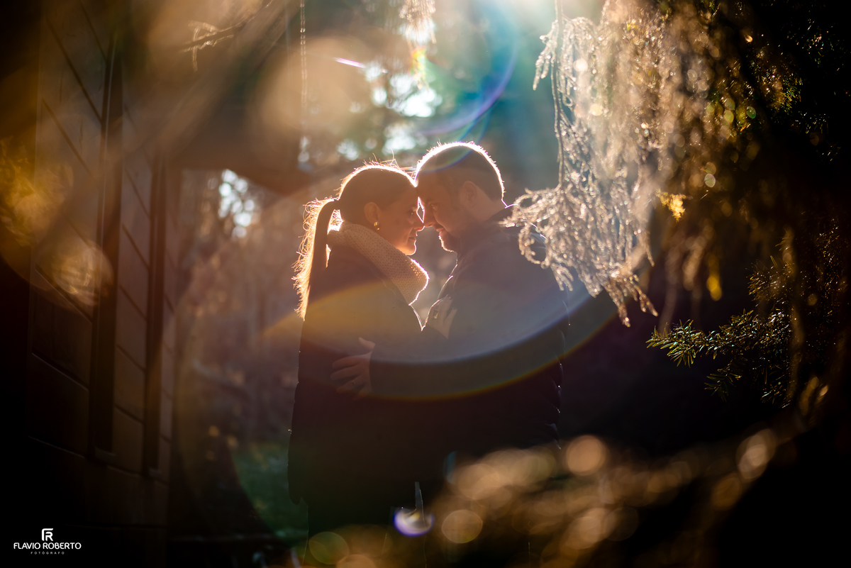 Marcilene e Paulo em ensaio de casal iluminados pela luz dourada do fim da tarde em Campos do Jordão.