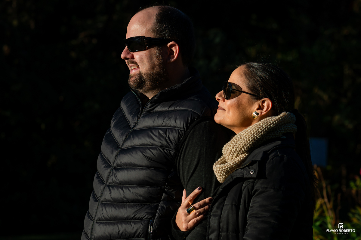 Retrato de Marcilene e Paulo durante ensaio de casal no Horto Florestal de Campos do Jordão.