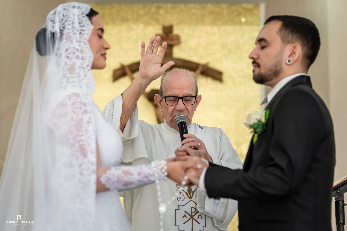 Troca de alianças no casamento de Diane e Lucas na Paróquia Espírito Santo