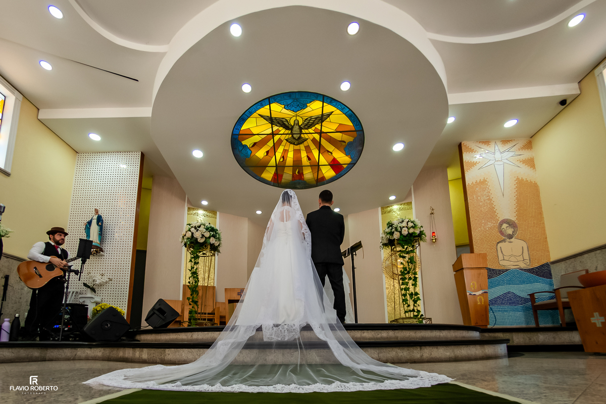 Noivos diante do altar da Paróquia Espírito Santo durante o casamento