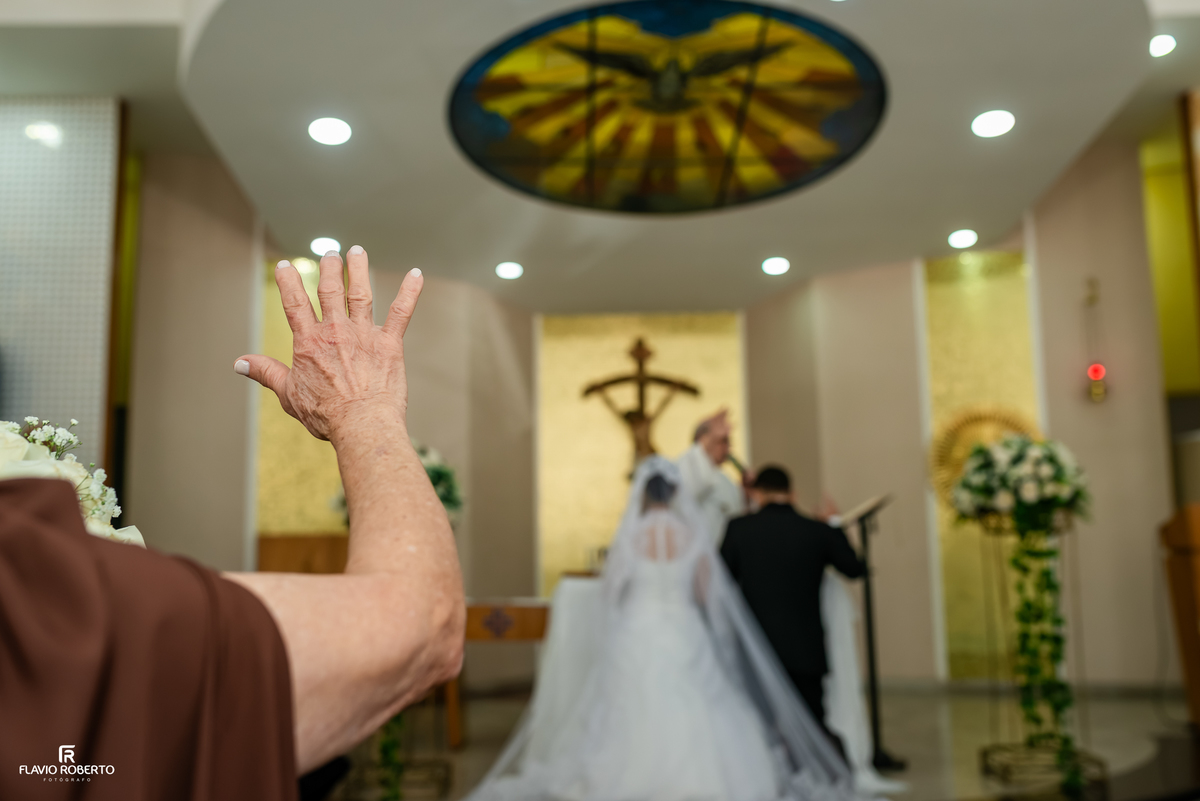 Diane e Lucas recebem a bênção na Paróquia Espírito Santo