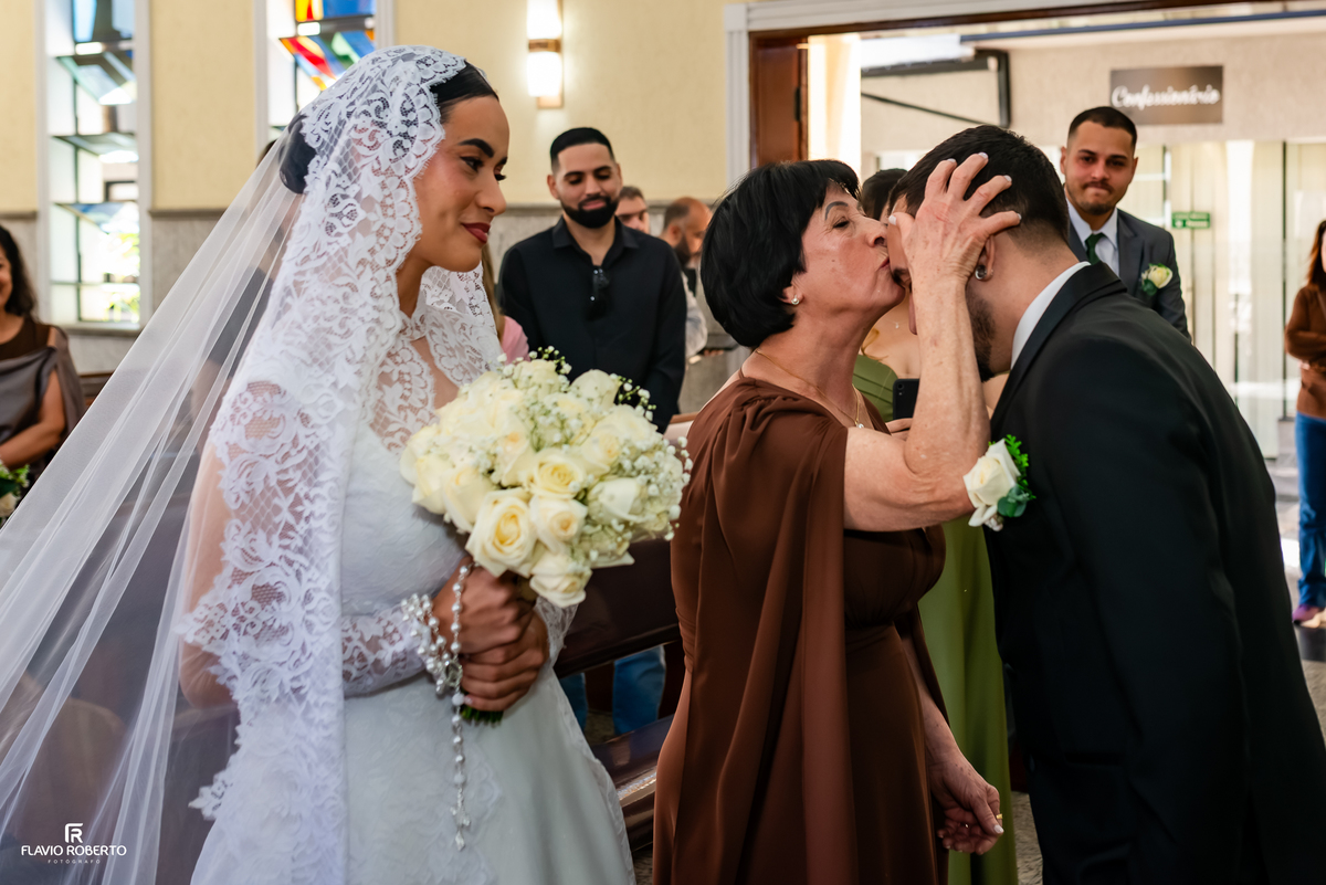 Mãe abençoando o noivo durante casamento católico em São José dos Campos
