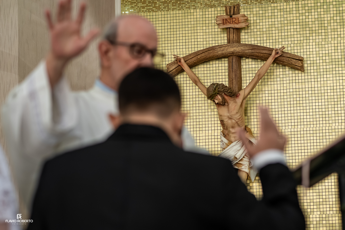 Bênção dos noivos durante casamento católico em São José dos Campos