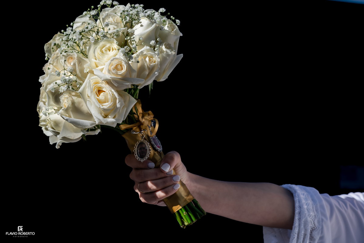 Buquê branco da noiva em casamento em São José dos Campos
