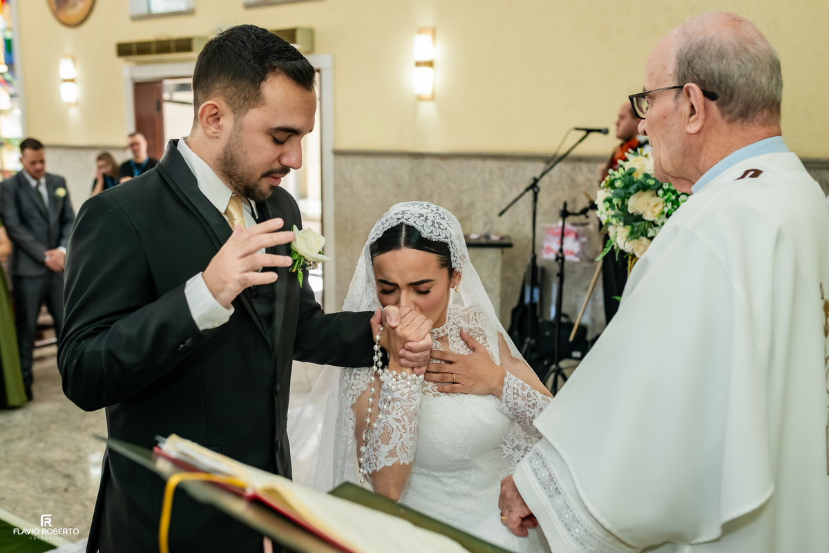 Noiva recebe a comunhão durante casamento católico em São José dos Campos