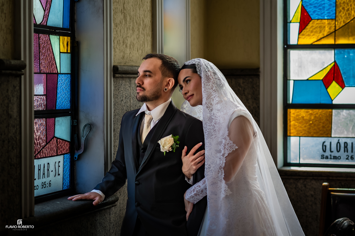 Ensaio de casamento entre os vitrais da Paróquia Espírito Santo