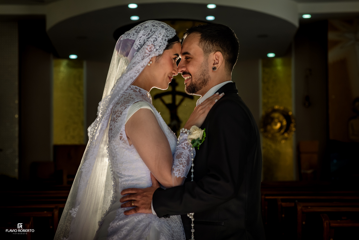 Ensaio dos noivos entre os vitrais após o casamento em São José dos Campos