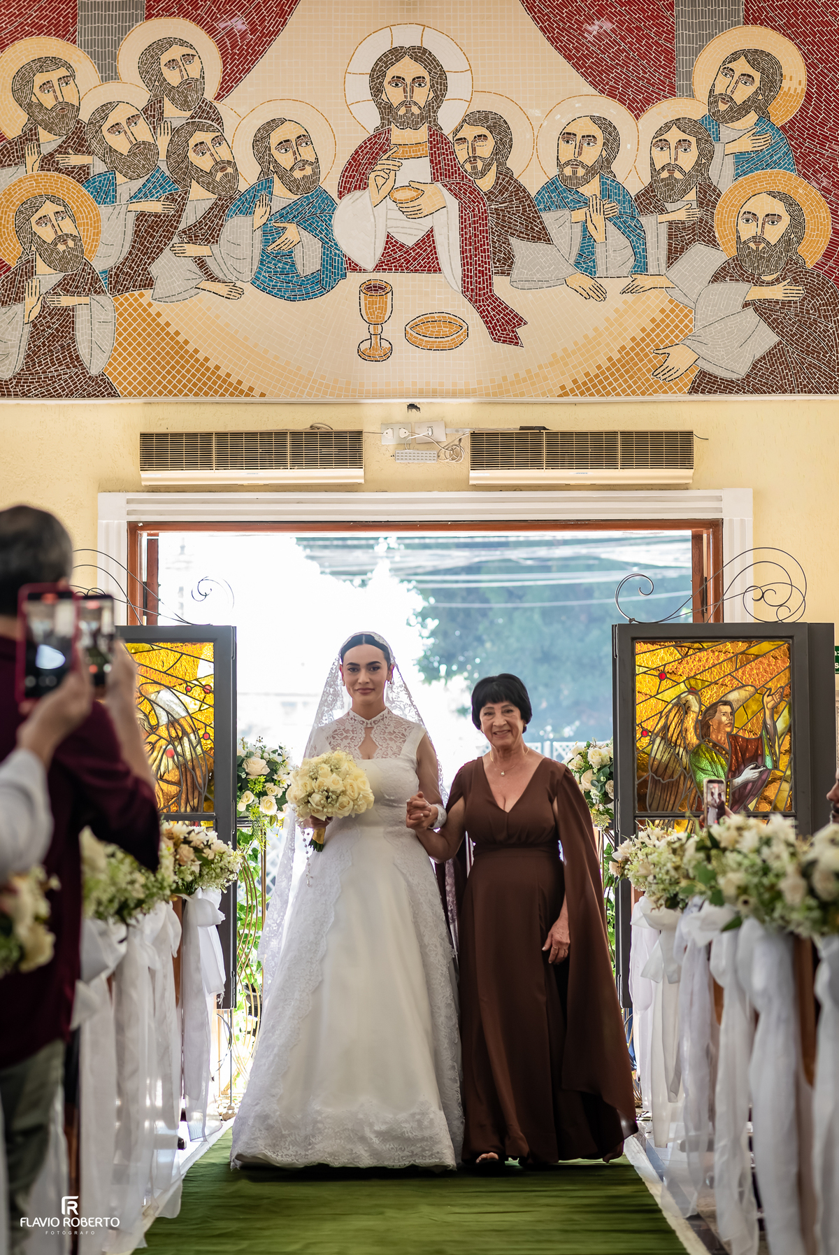 Noiva entrando com sua mãe para a cerimônia de casamento