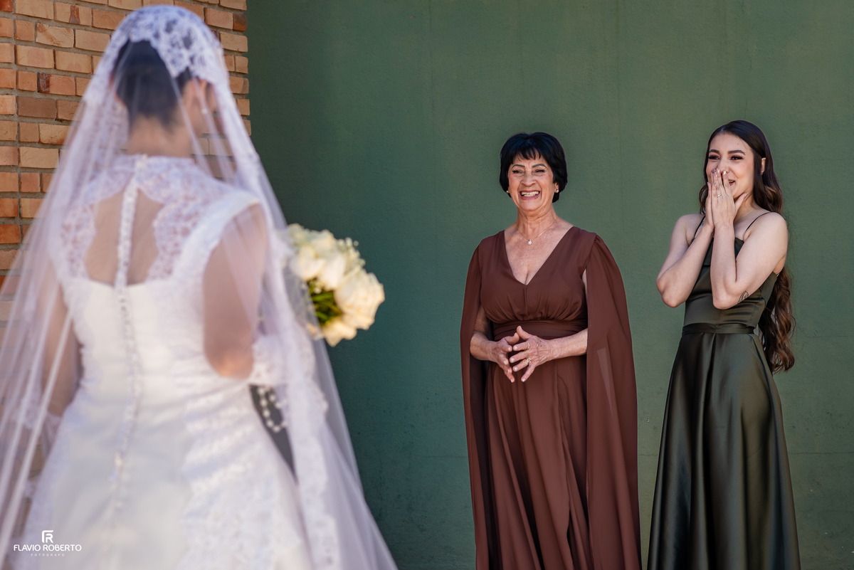 First look da noiva com sua mãe e cunhada antes do casamento
