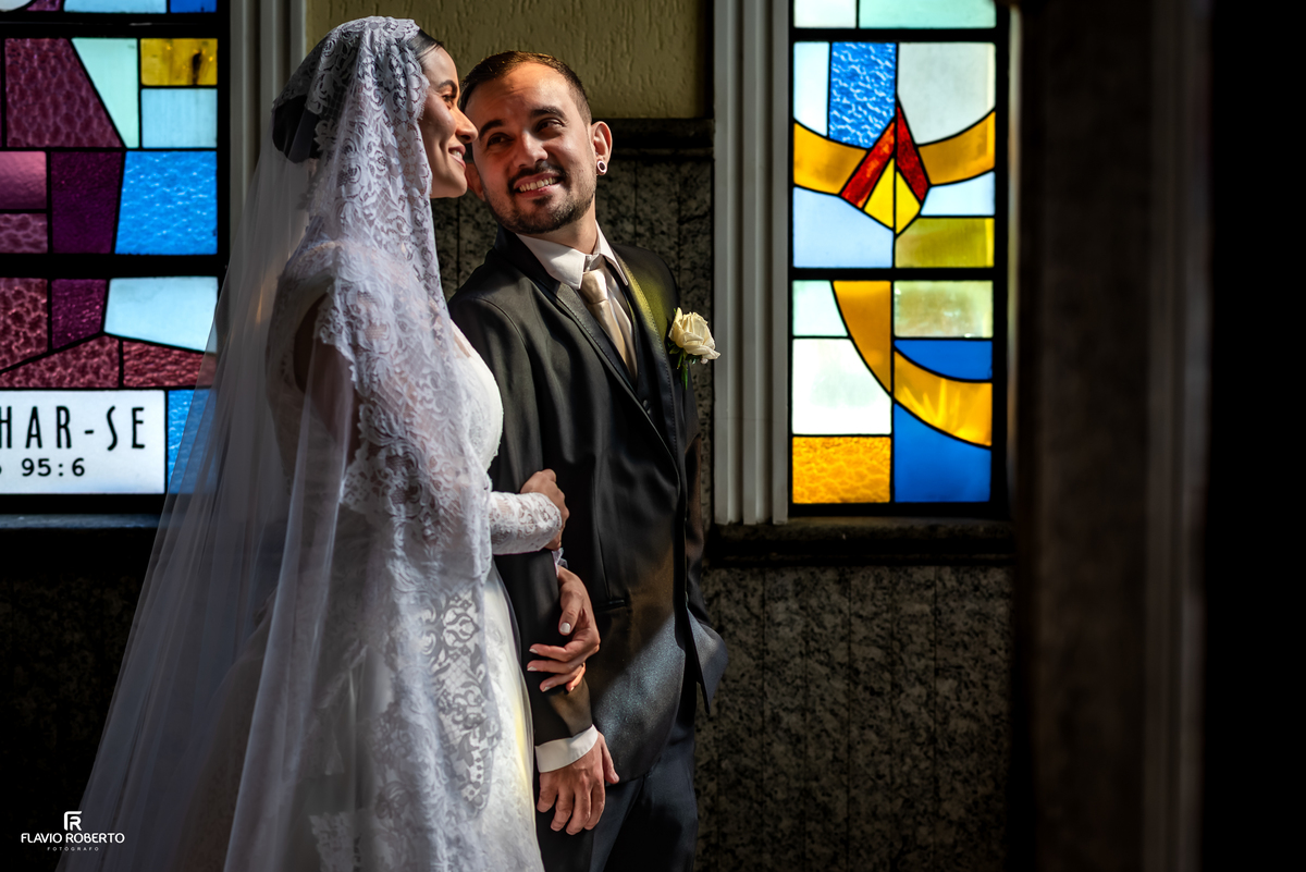 Noivos fotografados junto aos vitrais da igreja em São José dos Campos