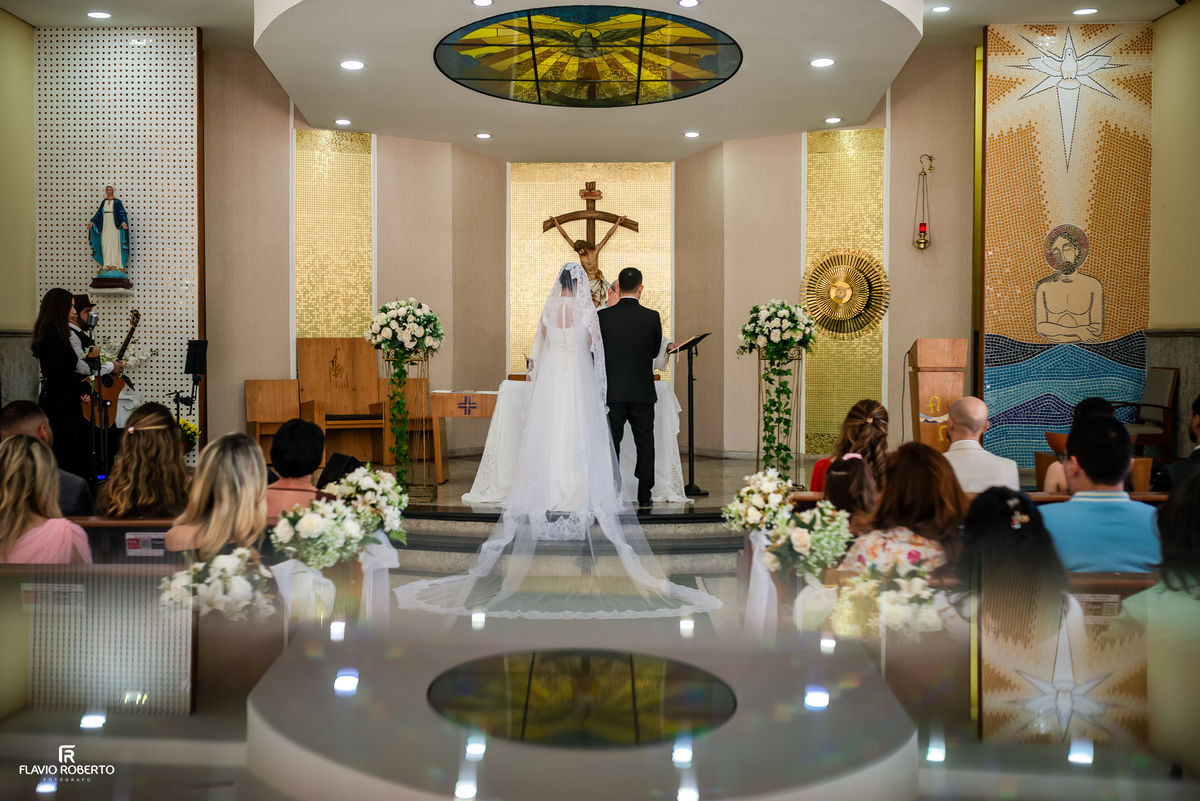 Interior da Paróquia Espírito Santo durante cerimônia de casamento