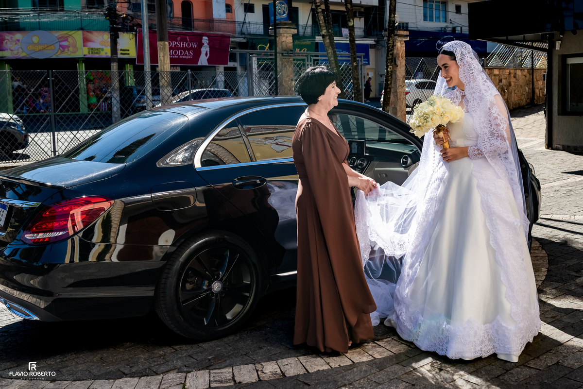 Noiva chegando para o casamento na Paróquia Espírito Santo
