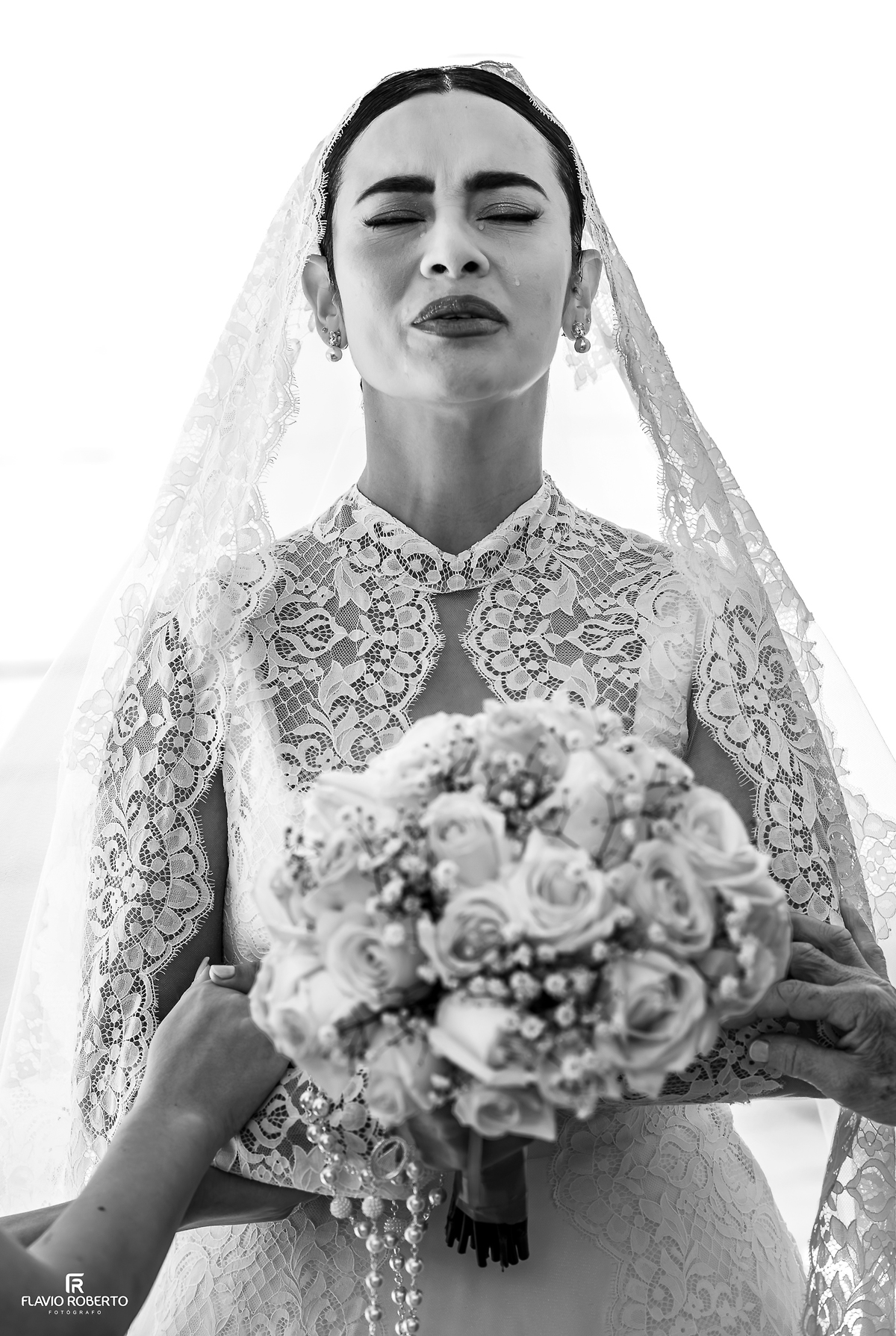 Noiva emocionada em momento de oração antes do casamento
