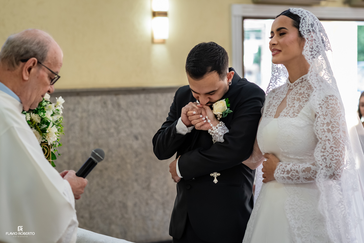 Lucas emocionado durante a cerimônia de casamento em São José dos Campos