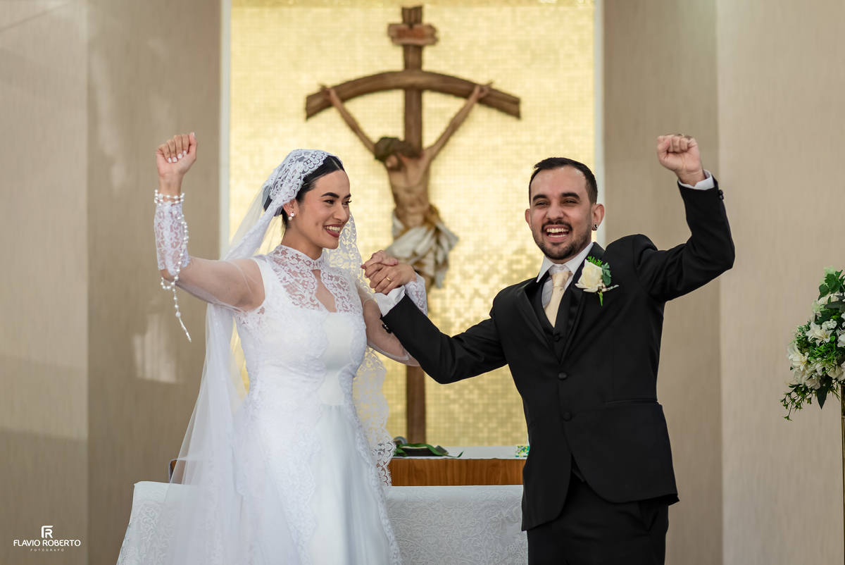 Diane e Lucas celebram felizes após a cerimônia de casamento