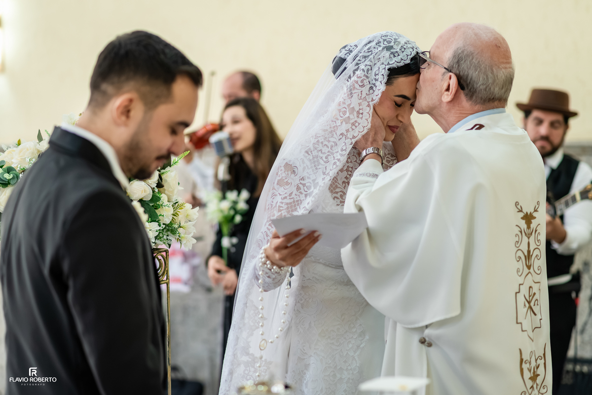 Noivos com o diácono após a celebração do matrimônio