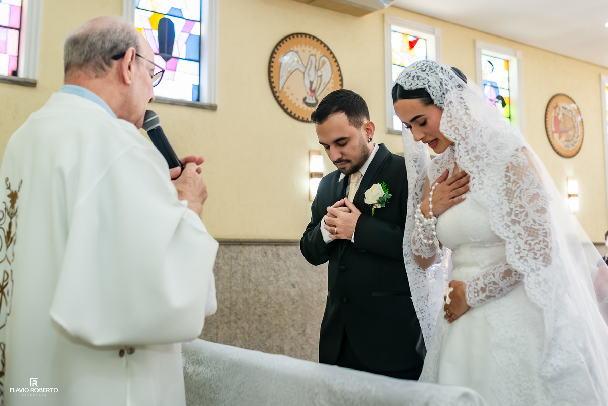 Noivos em oração durante a cerimônia de casamento em São José dos Campos