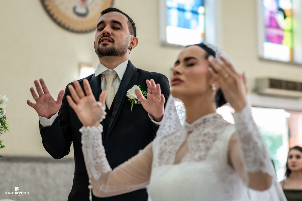 Diane e Lucas em oração durante casamento na Paróquia Espírito Santo