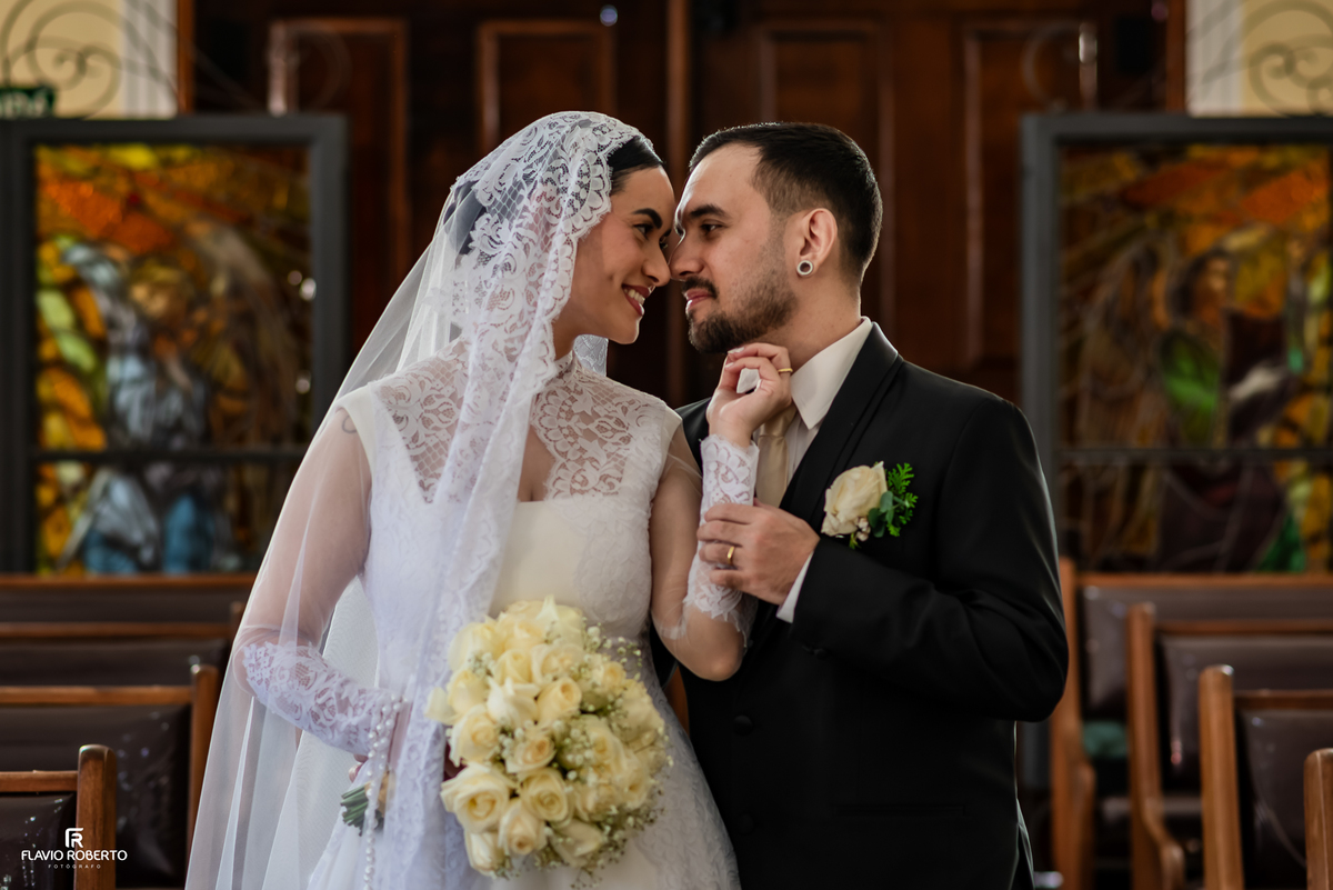 Retrato de Diane e Lucas após o casamento na Paróquia Espírito Santo