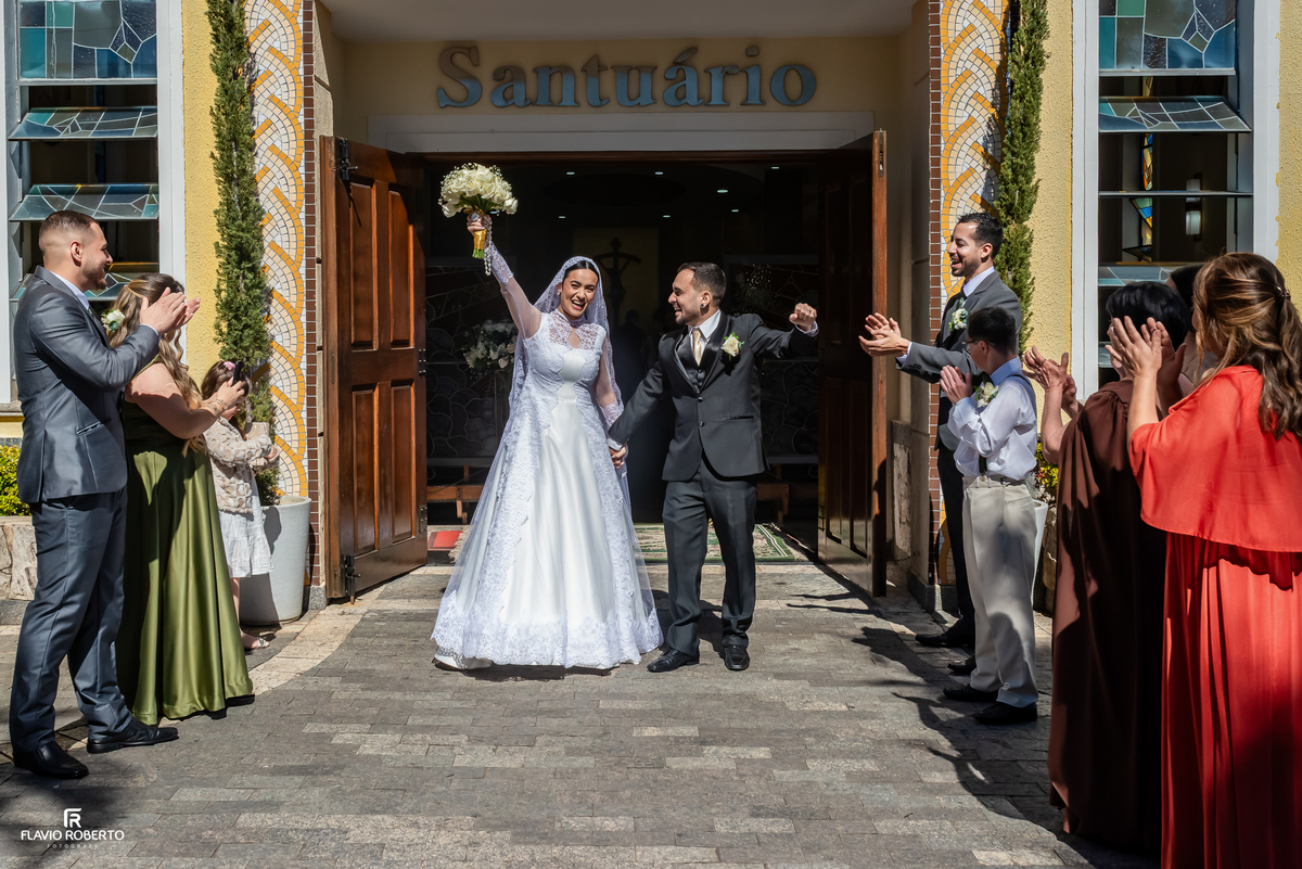 Noivos celebram na saída do Santuário Paróquia Espírito Santo