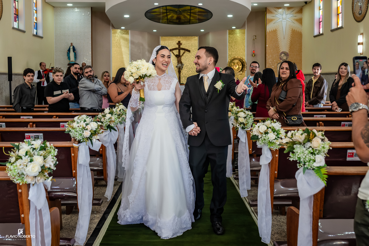 Saída dos noivos após casamento na Paróquia Espírito Santo
