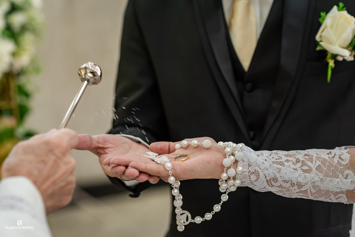 Terço e alianças durante casamento católico em São José dos Campos