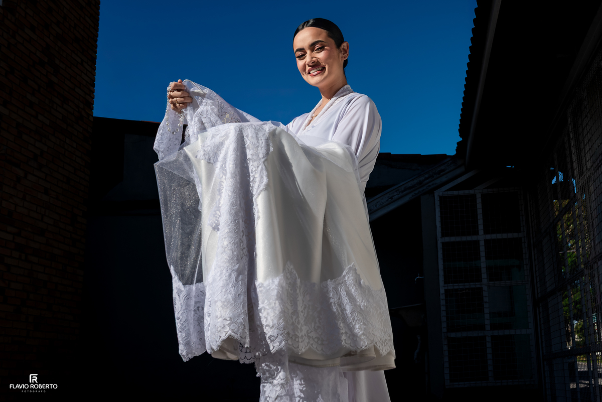 Vestido da noiva durante making of de casamento em São José dos Campos

