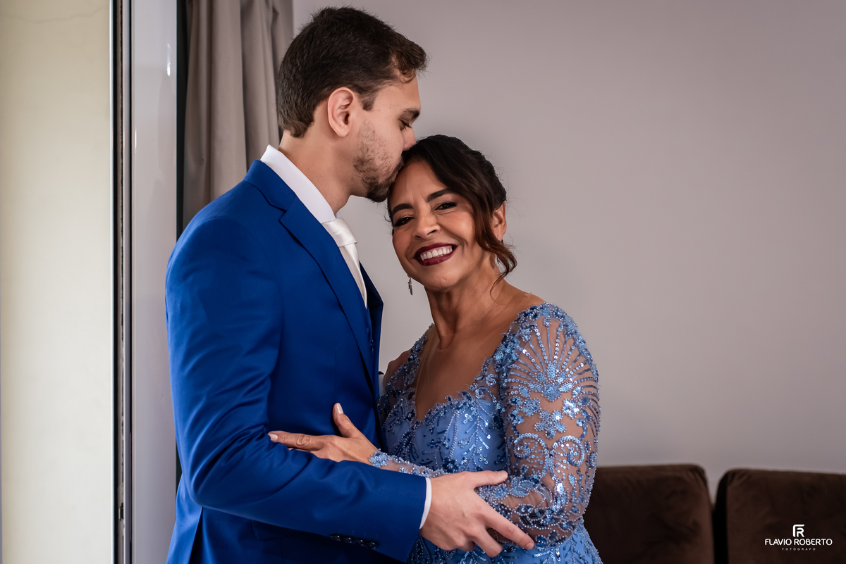 Anderson recebendo o carinho da mãe antes da cerimônia de casamento