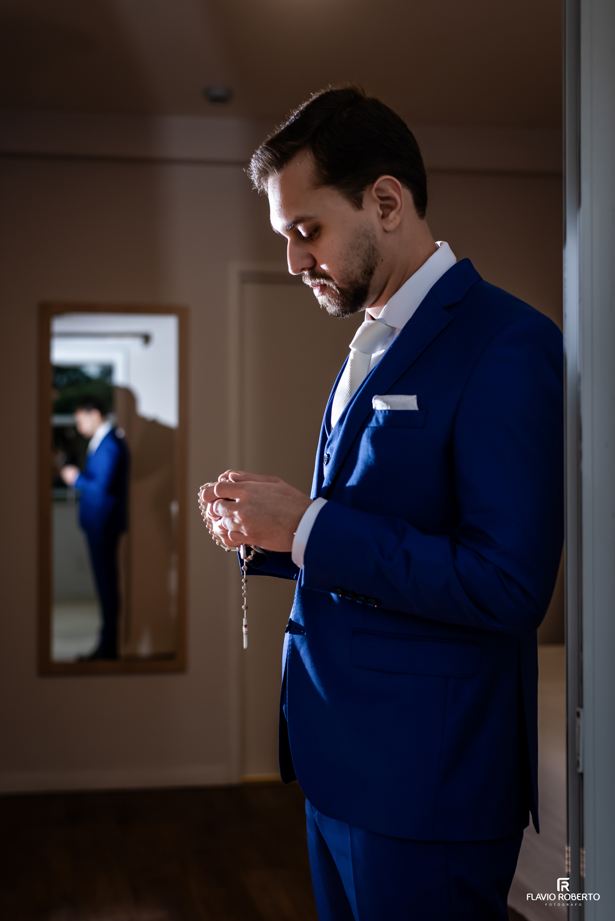 Anderson rezando com o terço antes da cerimônia de casamento