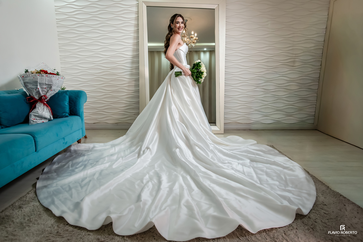 Raissa com seu vestido de noiva e buquê antes da cerimônia de casamento