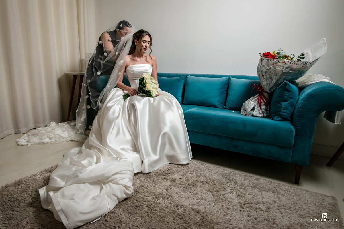 Raissa colocando o véu durante os últimos preparativos para o casamento