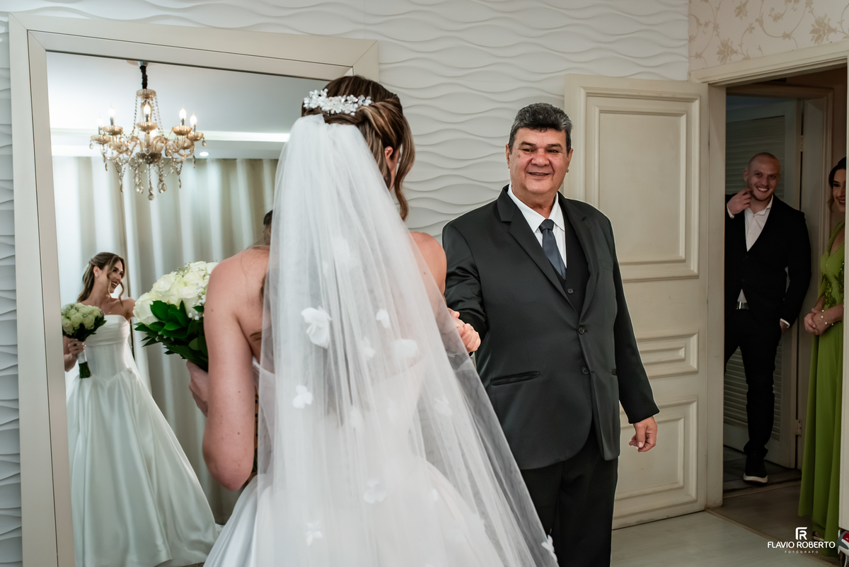 Raissa encontrando seu pai antes de seguir para a cerimônia