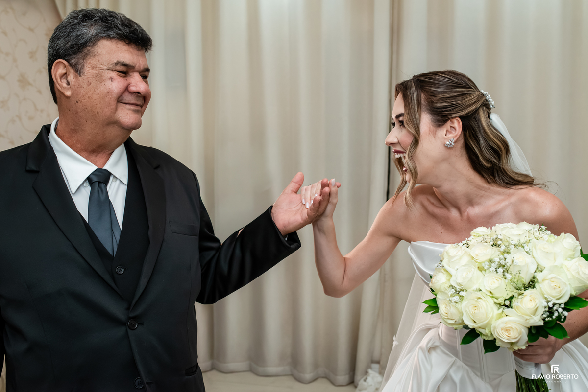 Raissa sorrindo com seu pai antes da cerimônia de casamento