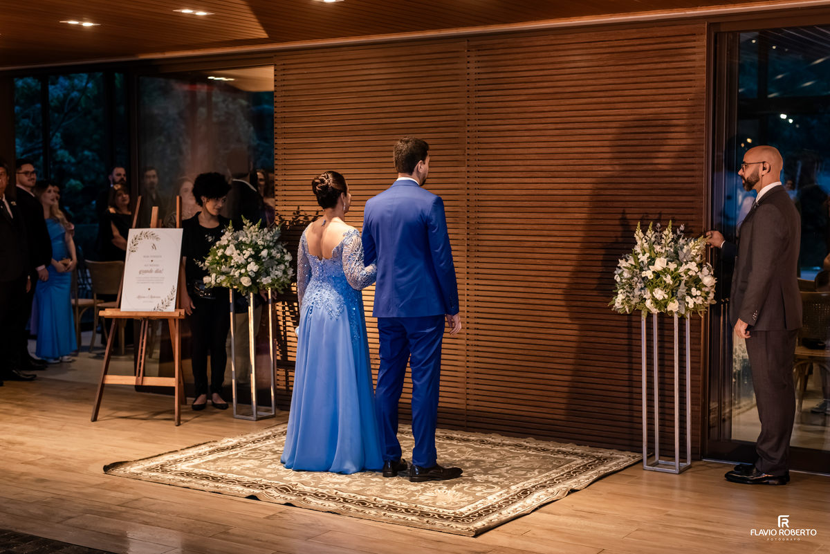Anderson aguardando a entrada para a cerimônia de casamento no Recanto do Bosque