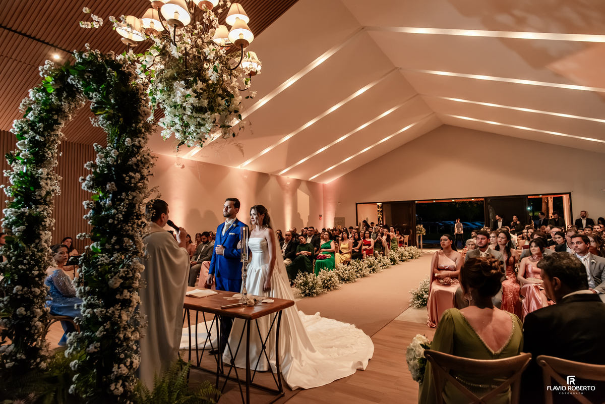 Cerimônia de casamento no Recanto do Bosque em Guaratinguetá, com noivos diante do altar e convidados.
