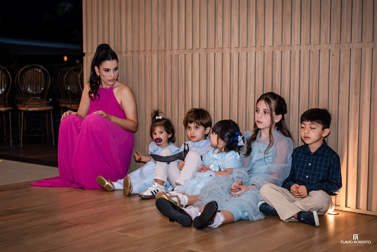 Crianças sentadas durante cerimônia de casamento no Recanto do Bosque, em Guaratinguetá.